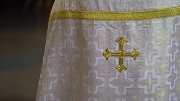 Prêtre priant à l'église. Cérémonie chrétienne .