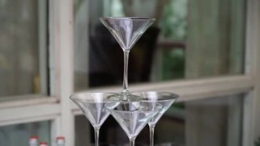 Şampanya kadehli piramit kulesi. Partide alkollü şarap, kutlama, düğün, doğum günü ya da yıldönümü.