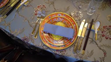 Saint-Petersburg, Rusya - 25 Temmuz 2019: Lüks Çin restoranı bulaşık takımı ve çatal bıçak takımı.