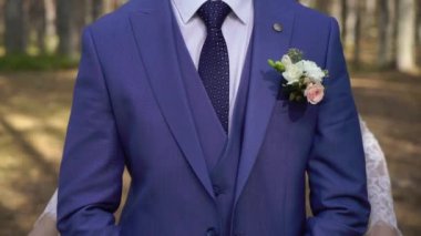 Düğün çifti sarılıyor. Gelin ve damat kucaklıyor