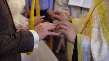 Kilisedeki düğün. Hristiyan kilisesinde evlilik töreni. Rahip, gelin ve damat içeride..