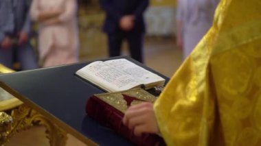 Rahip kilisede dua ediyor. Hıristiyanlık töreni.