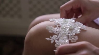 Genç gelin bacağına jartiyer giydi. Düğün..