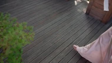 Gelinlik giymiş genç bir gelin şehirde yürüyor. Beyaz lüks elbise modası