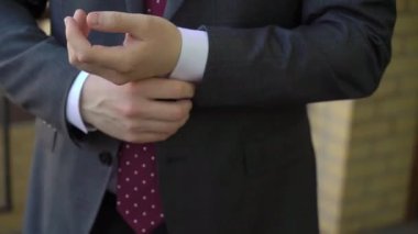 Genç adam ceketini giydi. Kutlama, iş toplantısı ya da düğün için giyinme