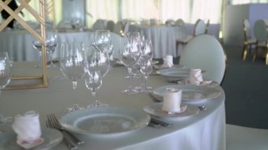 Bardaklar, tabaklar, çatal bıçak ve peçeteler. Parti için çiçeklerle süslenmiş masalar. Düğün resepsiyonu, doğum günü, yıldönümü.