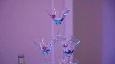 Şampanya kadehli piramit kulesi. Partide alkollü şarap, kutlama, düğün, doğum günü ya da yıldönümü.