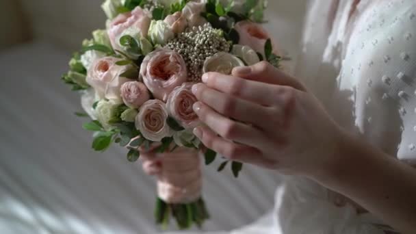 Jong mooi meisje in lingerie of Badjas met bloemen. Bruidsboeket, huwelijksochtend. Vrouw poserend — Stockvideo