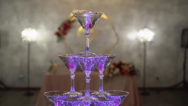Pirámide torre de copas con champán. Vino espumoso de alcohol en la fiesta, celebración, boda, cumpleaños o aniversario . — Vídeo de stock