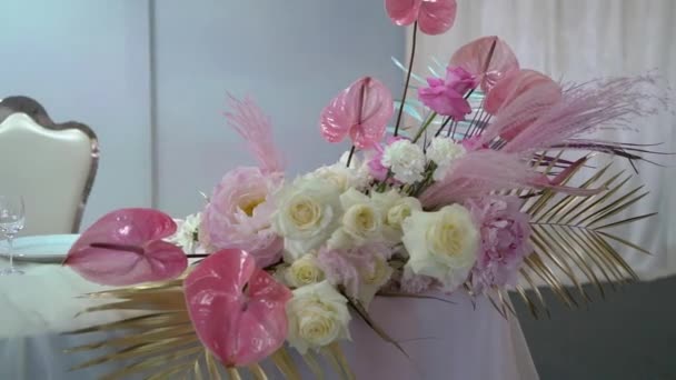 Lunettes, assiettes, Couverts et serviettes. Tables décorées avec des fleurs pour la fête. Réception de mariage, anniversaire, anniversaire. — Video