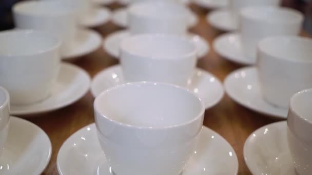 Una gran cantidad de tazas de té o café en el restaurante listo para la fiesta — Vídeo de stock