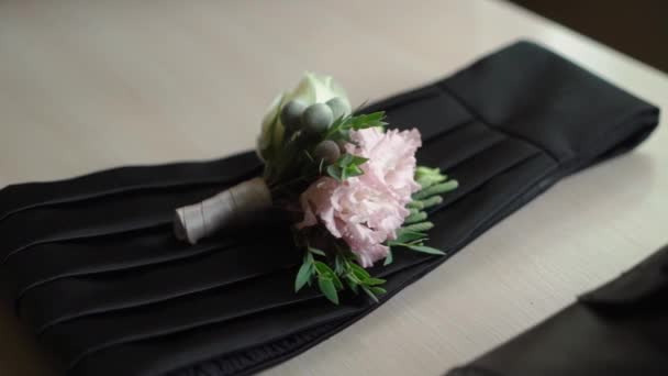 Mans accessoires - boutonniere, riem voor smoking. Bruidegom mode voor bruiloft. — Stockvideo