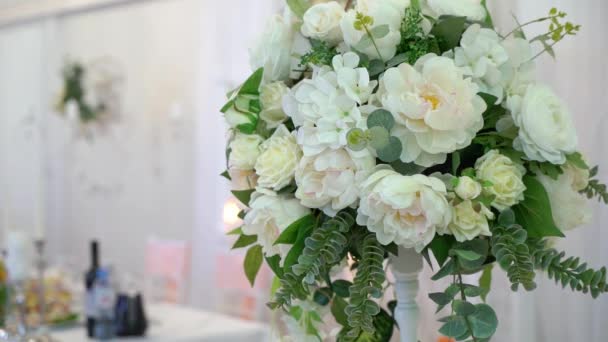 Vasos, platos, cubiertos y servilletas. Mesas decoradas con flores para la fiesta. Recepción de la boda, cumpleaños, aniversario. — Vídeos de Stock