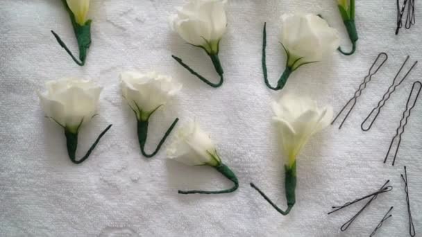 Flores de rosa blanca para peinado. Estilo de boda para la novia. Peluquería — Vídeo de stock