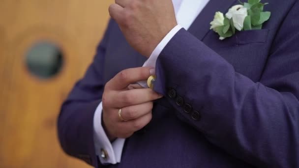 Mladý muž si nasadil manžetový knoflík. Šaty na oslavu, obchodní jednání nebo svatbu — Stock video