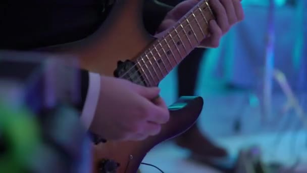 Gitaris bermain gitar di konser. Musisi dengan string instrumen di atas panggung . — Stok Video