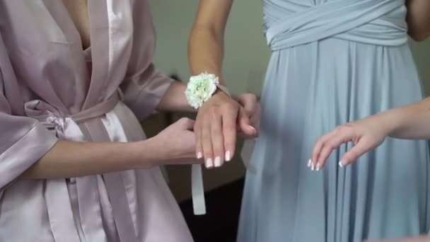 Νεαρή νύφη με βραχιόλι από λουλούδια στον καρπό της παρανύμφου — Αρχείο Βίντεο
