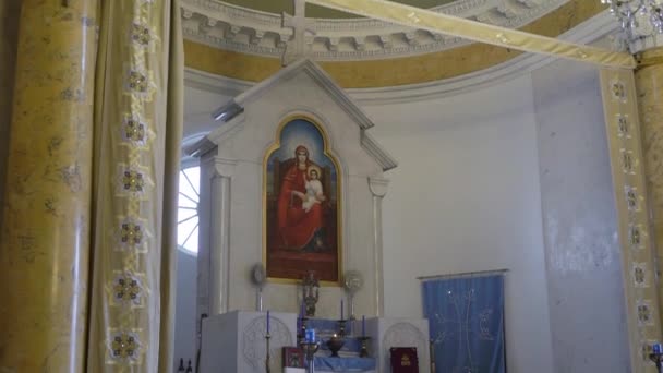 SAN PETERSBURGO, RUSIA - 4 DE AGOSTO DE 2019: Iglesia catedral o templo interior. Cristianismo religión . — Vídeo de stock
