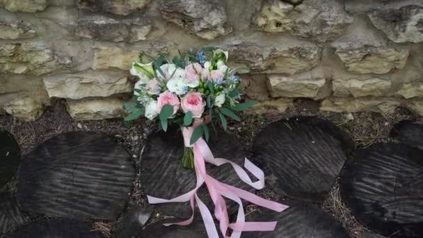 Букет з квітів білих і рожевих троянд. Весільний букет нареченої. Ранкова підготовка молодят. Квіткова композиція — стокове відео