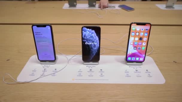 New York, Usa - 1 października 2019: iphone 11 i iphone 11 Pro Max w sklepie Apple na Fifth Avenue. — Wideo stockowe