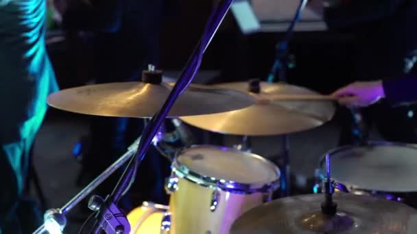 Drummer drumt op concert. Muzikant met drumstokken speelt percussie op het podium. — Stockvideo