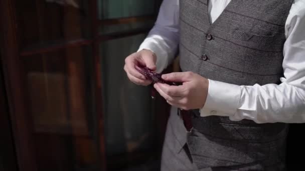Tânărul a pus o cravată. Dressing pentru eveniment de sărbătoare, întâlnire de afaceri sau nuntă — Videoclip de stoc