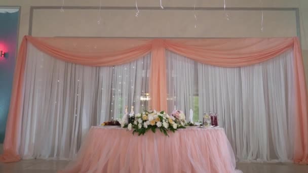 Copos, pratos, talheres e guardanapos. Mesas decoradas com flores para a festa. Recepção de casamento, aniversário, aniversário. — Vídeo de Stock