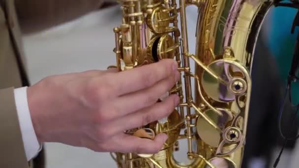 Músico saxofonista tocando saxofone ou sax no concerto ou festa — Vídeo de Stock