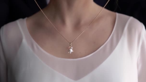 Mladá nevěsta si na hruď navlékla luxusní náhrdelník. Svatební ranní příprava mladé ženy — Stock video
