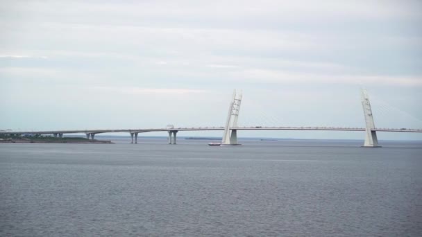 Western high-speed diameter ZSD in St. Petersburg, Russia. Puente de carretera sobre el Golfo de Finlandia y el río Neva. Autopista, autopista. — Vídeo de stock
