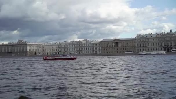 Barco de pasajeros con turistas en un canal fluvial de la ciudad. Vista al río Neva, puente del Palacio y fortaleza de Pedro y Pablo — Vídeo de stock