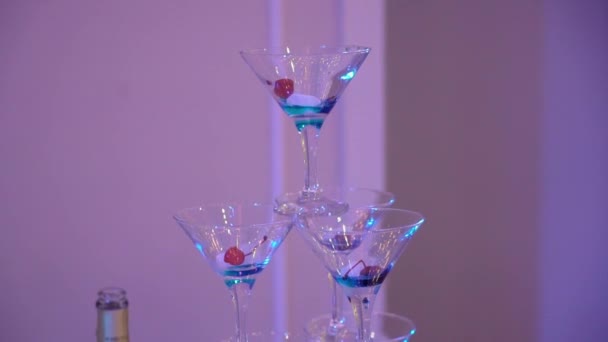 Пірамідальна вежа з келихами з шампанським. Ігристе алкогольне вино на вечірці, святкування, весілля, день народження або ювілей . — стокове відео