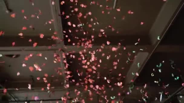 Confetti in de luchtexplosie op het feest — Stockvideo