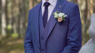 Düğün çifti sarılıyor. Gelin ve damat kucaklıyor