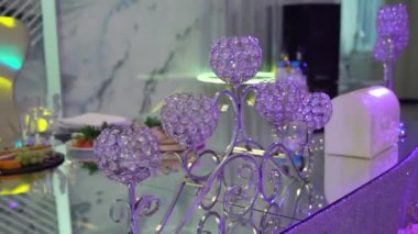 Bardaklar, tabaklar, çatal bıçak ve peçeteler. Parti için çiçeklerle süslenmiş masalar. Düğün resepsiyonu, doğum günü, yıldönümü.