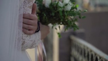 Düğün çifti sarılıyor. Gelin ve damat kucaklıyor