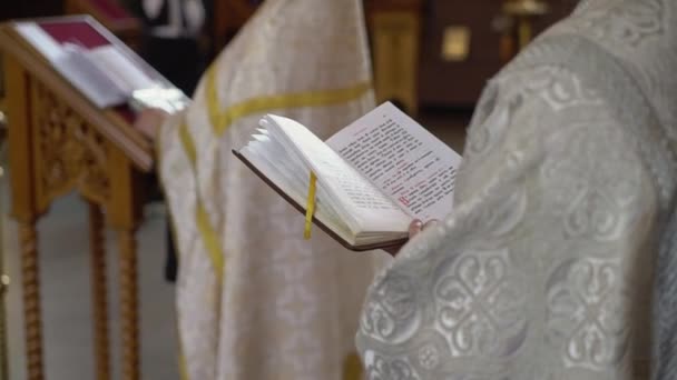 Священник молится в церкви. Христианство . — стоковое видео