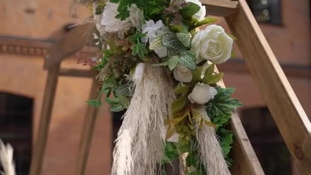 Çiçeklerle süslenmiş bir düğün töreni. Buketlerle düğün resepsiyonu. Güzel parti.. — Stok video