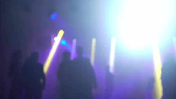 Lidi tancujou na párty. Nerozpoznatelná silueta davu v nočním klubu s disco světlem — Stock video