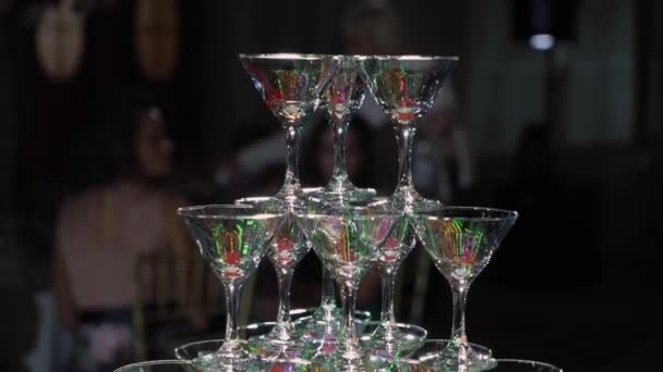 Πυραμίδα από ποτήρια με σαμπάνια. Αφρώδες κρασί στο πάρτι, γιορτή, γάμος, γενέθλια ή επέτειος. — Αρχείο Βίντεο