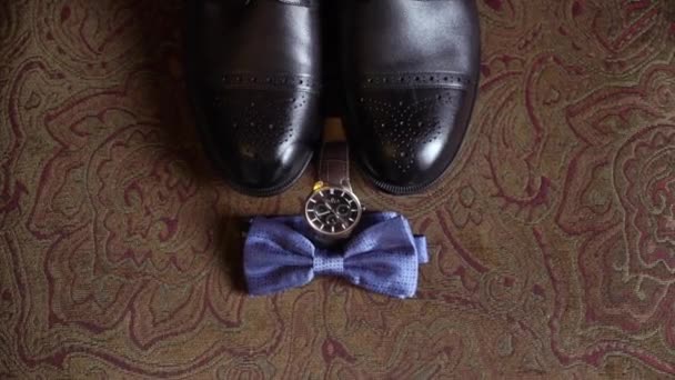 Mans acessórios moda. Bow tie ou laço, relógio de pulso, sapatos de couro — Vídeo de Stock