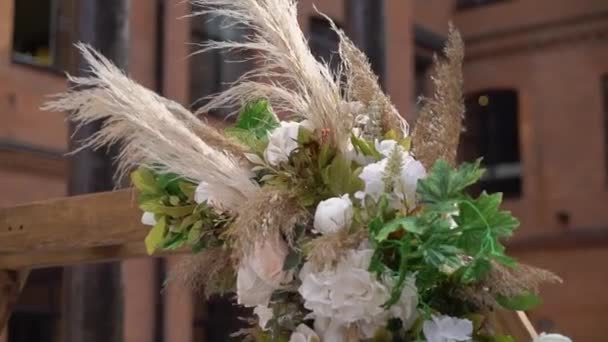 Bruiloft ceremonie versierd met bloemen. Huwelijksreceptie met boeketten. Prachtig feest.. — Stockvideo