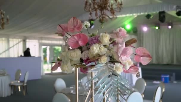 Bicchieri, piatti, posate e tovaglioli. Tavoli decorati con fiori per la festa. Ricevimento di nozze, compleanno, anniversario. — Video Stock