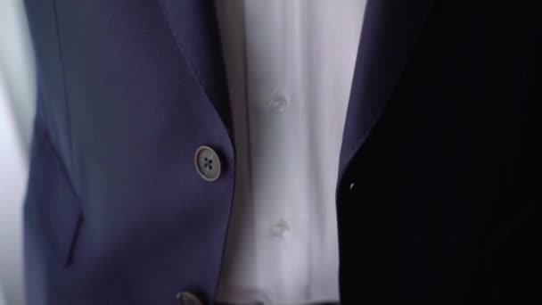 Le jeune homme a mis sa veste. Habillage pour événement de célébration, réunion d'affaires ou mariage