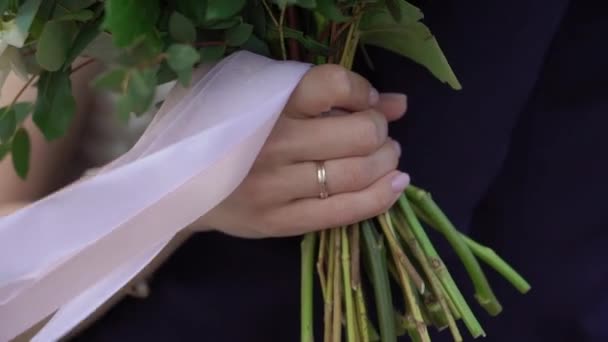 Pasangan pernikahan saling berpelukan. Mempelai pria dan wanita merangkul — Stok Video