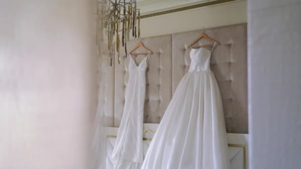 Due abiti da sposa di lusso per la sposa. Abito da sposa bianco . — Video Stock