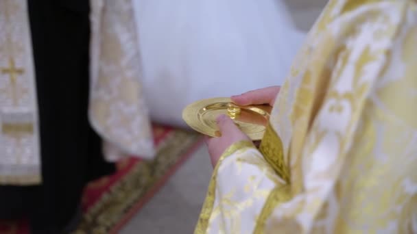 Весілля в Церкві. Шлюбна церемонія в християнській церкві. Священик, наречена і наречений всередині.. — стокове відео