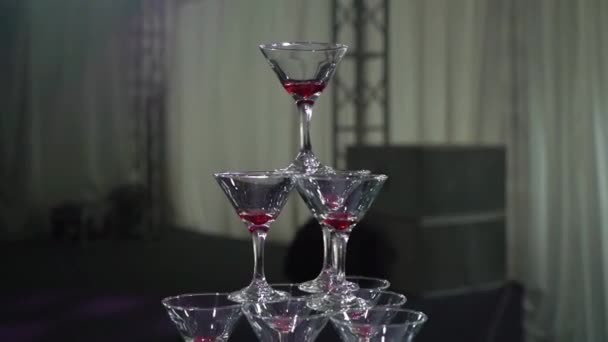 シャンパンとガラスのピラミッドタワー。パーティー、お祝い、結婚式、誕生日や記念日でスパークリングアルコールワイン. — ストック動画