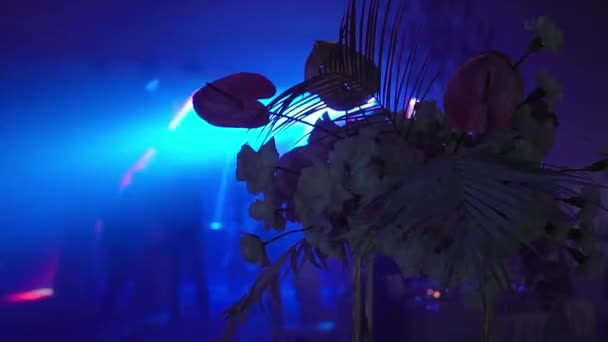 Partideki insanlar dans ediyor. Disko ışıklarıyla gece kulübünde tanınmayan siluet kalabalığı — Stok video