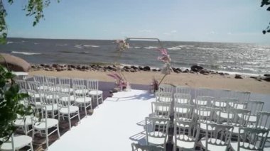 Çiçeklerle süslenmiş bir düğün töreni. Buketlerle düğün resepsiyonu. Güzel parti..